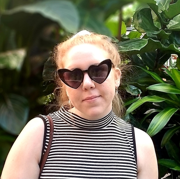 Meet your Posher, Naomi - Picture 1 of 1